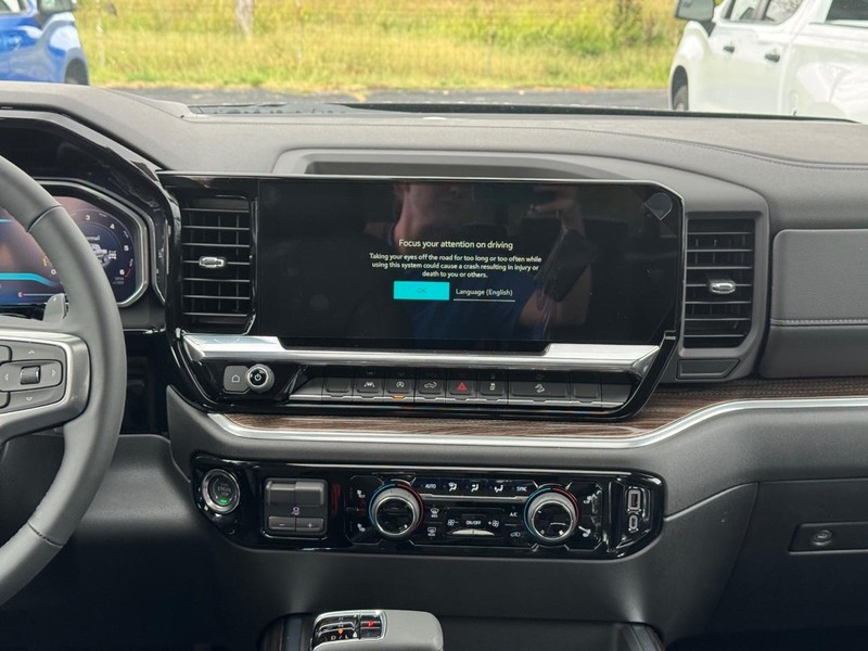 Chevrolet Silverado 1500 Vehicle Full-screen Gallery Image 9