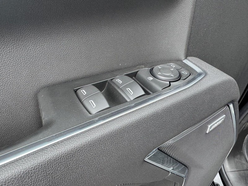 Chevrolet Silverado 1500 Vehicle Full-screen Gallery Image 12