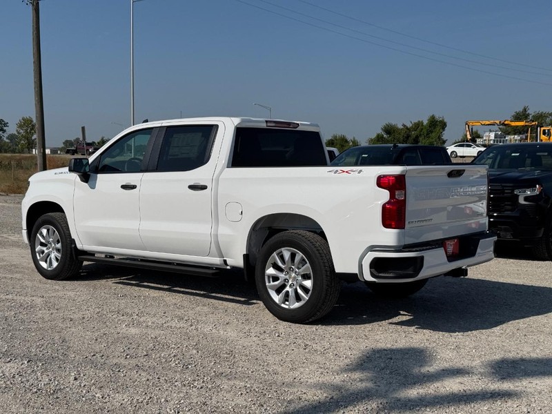 Chevrolet Silverado 1500 Vehicle Full-screen Gallery Image 3