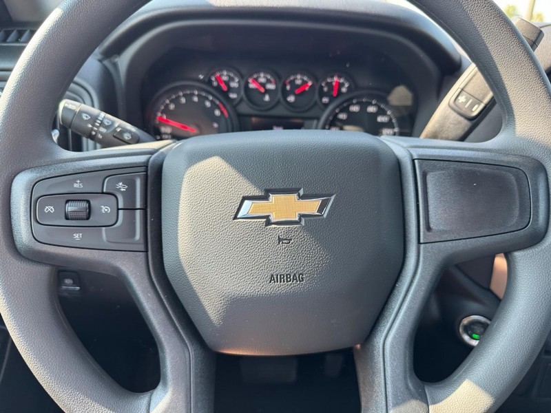 Chevrolet Silverado 1500 Vehicle Full-screen Gallery Image 12