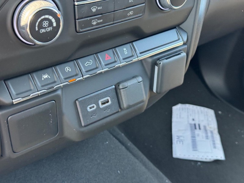 Chevrolet Silverado 1500 Vehicle Full-screen Gallery Image 14