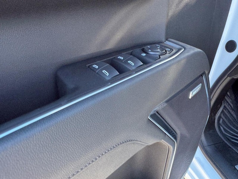 Chevrolet Silverado 1500 Vehicle Full-screen Gallery Image 12