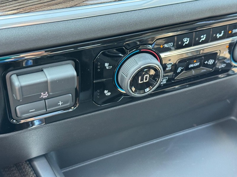 Chevrolet Silverado 1500 Vehicle Full-screen Gallery Image 16