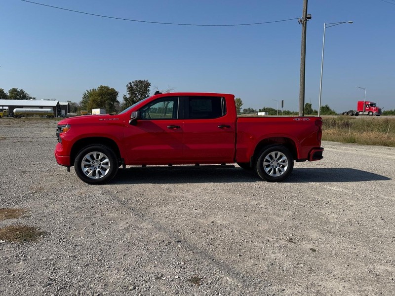 Chevrolet Silverado 1500 Vehicle Full-screen Gallery Image 2