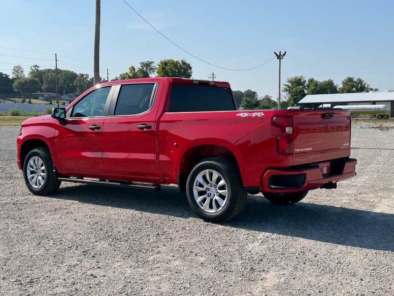 Chevrolet Silverado 1500 Vehicle Full-screen Gallery Image 3