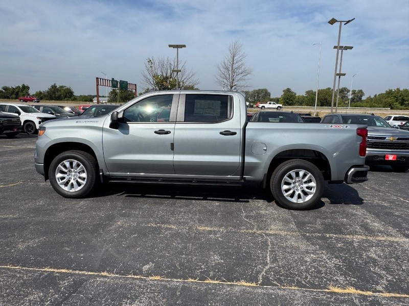 Chevrolet Silverado 1500 Vehicle Full-screen Gallery Image 2