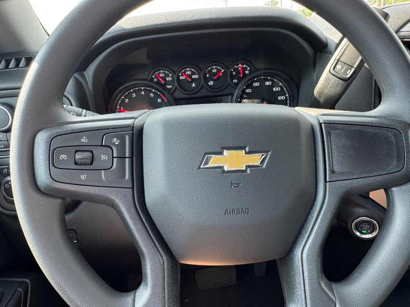 Chevrolet Silverado 1500 Vehicle Full-screen Gallery Image 12