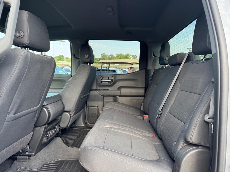 Chevrolet Silverado 1500 LTD Vehicle Full-screen Gallery Image 10