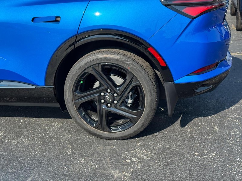 Chevrolet Equinox EV Vehicle Full-screen Gallery Image 4