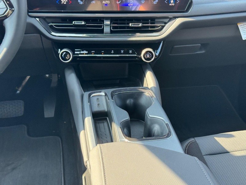 Chevrolet Equinox EV Vehicle Full-screen Gallery Image 10