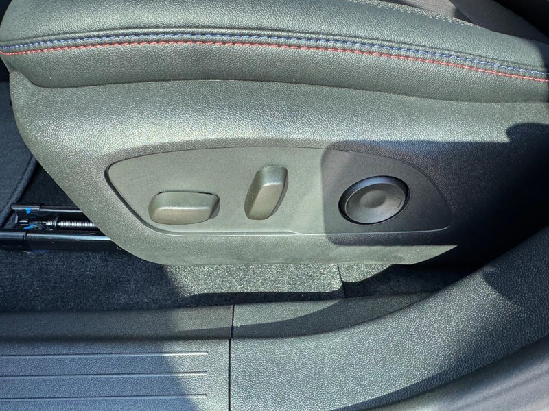 Chevrolet Equinox EV Vehicle Full-screen Gallery Image 11