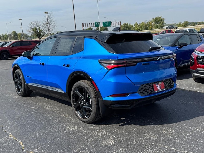 Chevrolet Equinox EV Vehicle Full-screen Gallery Image 3