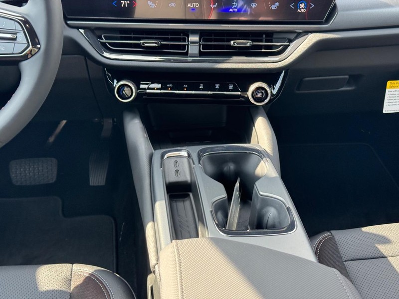 Chevrolet Equinox EV Vehicle Full-screen Gallery Image 9