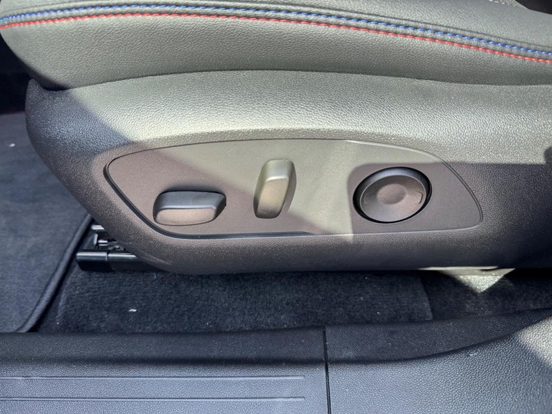 Chevrolet Equinox EV Vehicle Full-screen Gallery Image 10