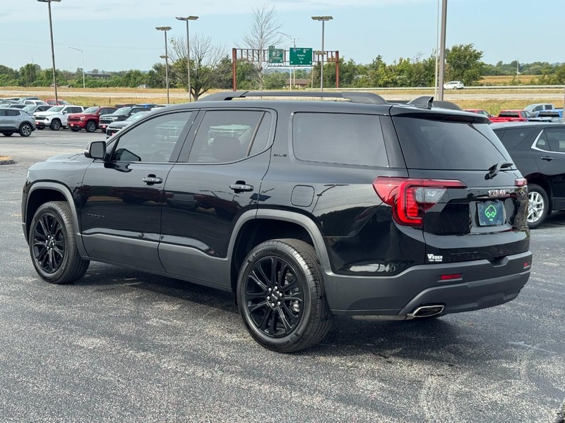 GMC Acadia Vehicle Full-screen Gallery Image 3