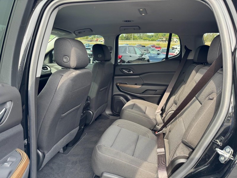 GMC Acadia Vehicle Full-screen Gallery Image 10