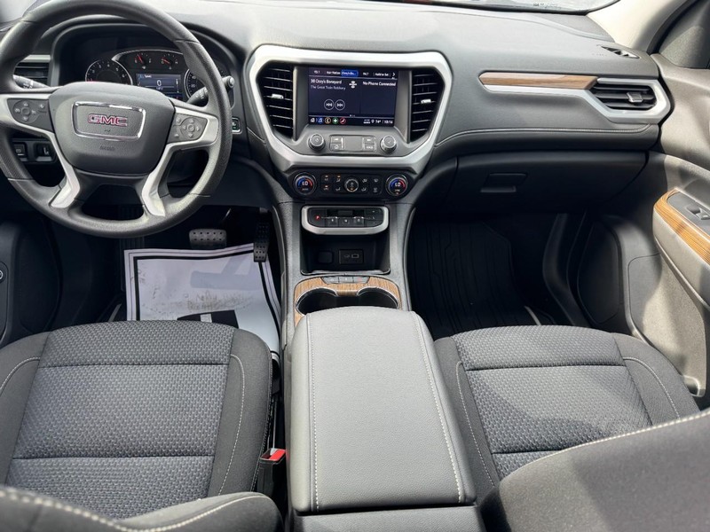 GMC Acadia Vehicle Full-screen Gallery Image 11