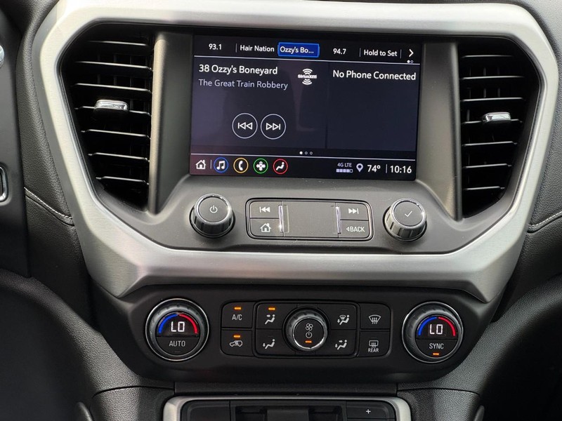 GMC Acadia Vehicle Full-screen Gallery Image 13