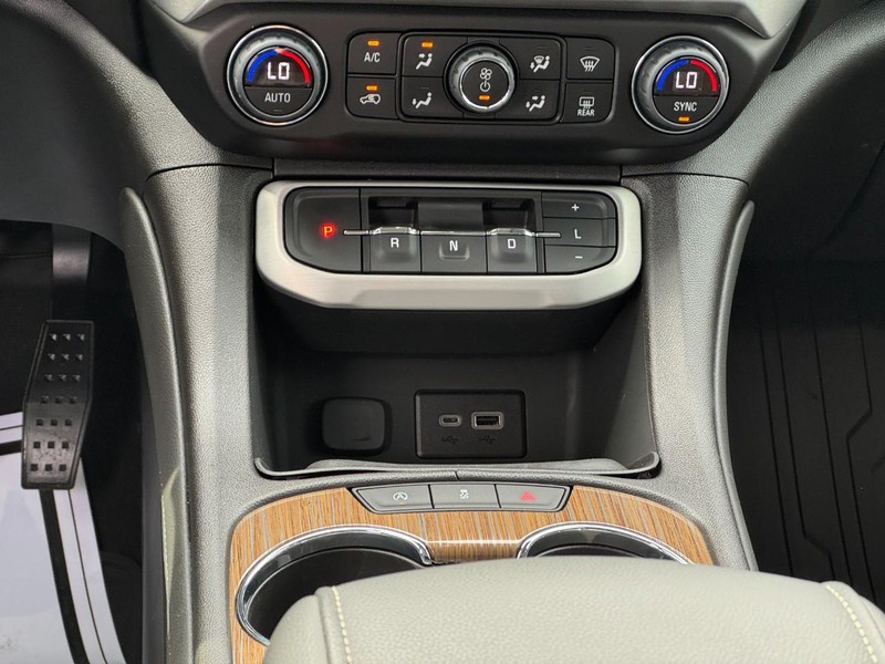 GMC Acadia Vehicle Full-screen Gallery Image 14
