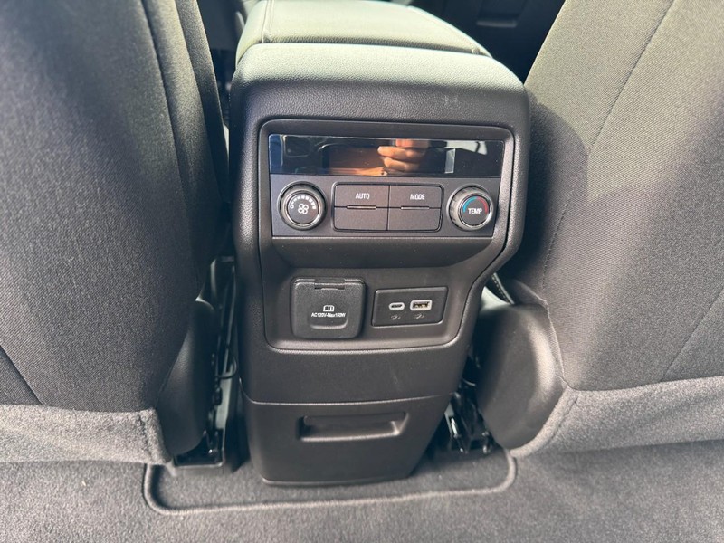 GMC Acadia Vehicle Full-screen Gallery Image 16