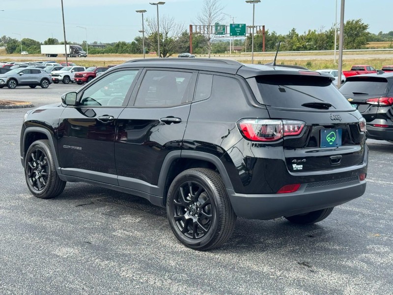 Jeep Compass Vehicle Full-screen Gallery Image 3