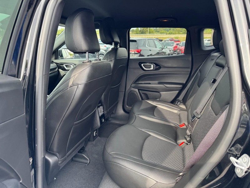 Jeep Compass Vehicle Full-screen Gallery Image 10