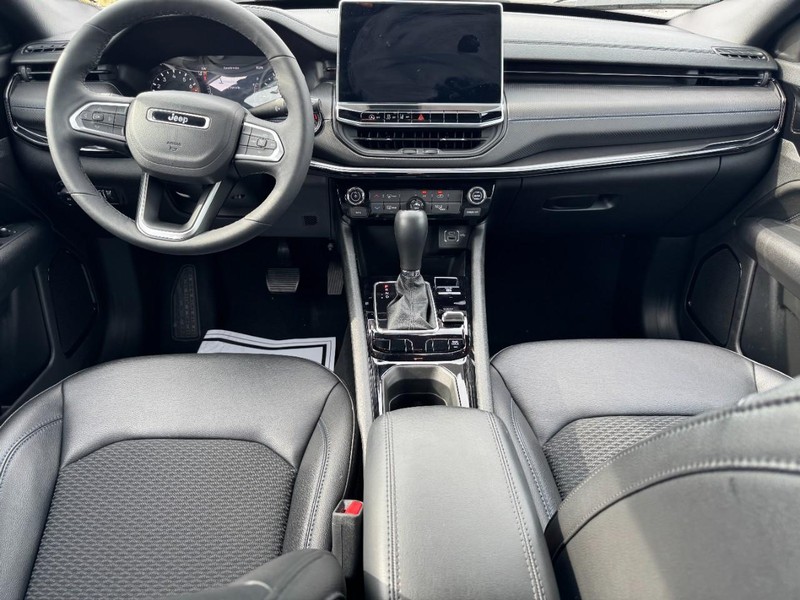 Jeep Compass Vehicle Full-screen Gallery Image 11