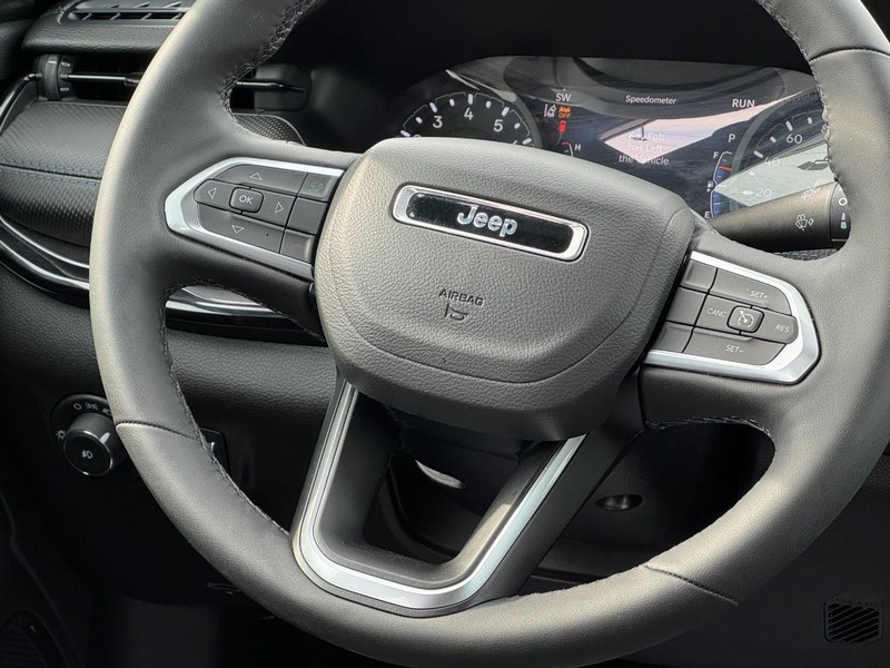 Jeep Compass Vehicle Full-screen Gallery Image 12