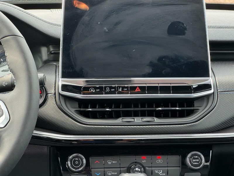 Jeep Compass Vehicle Full-screen Gallery Image 13