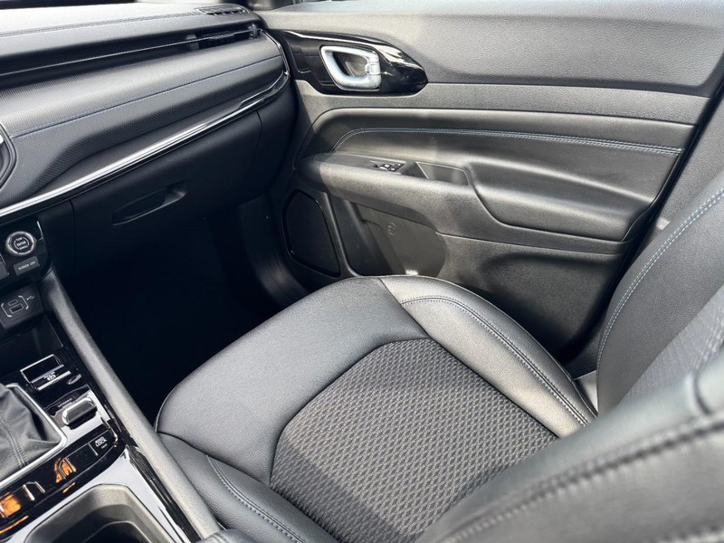 Jeep Compass Vehicle Full-screen Gallery Image 15