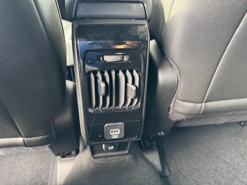 Jeep Compass Vehicle Full-screen Gallery Image 16