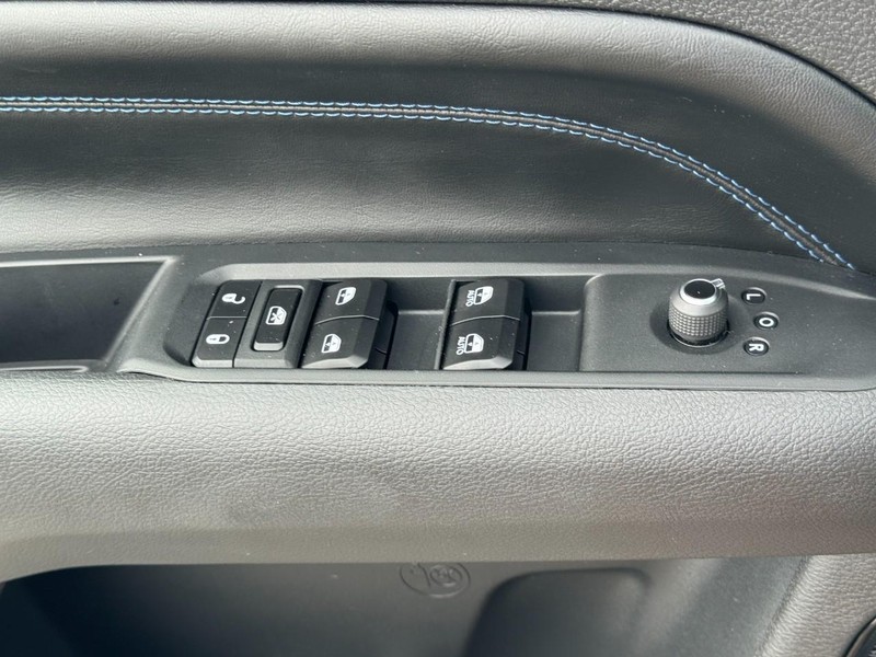 Jeep Compass Vehicle Full-screen Gallery Image 23