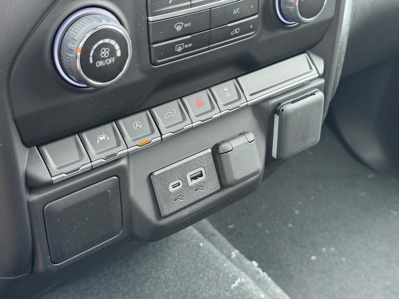 Chevrolet Silverado 1500 Vehicle Full-screen Gallery Image 15