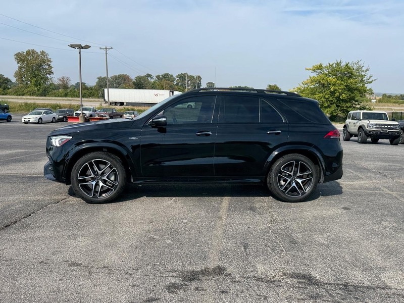 Mercedes-Benz GLE Vehicle Full-screen Gallery Image 2