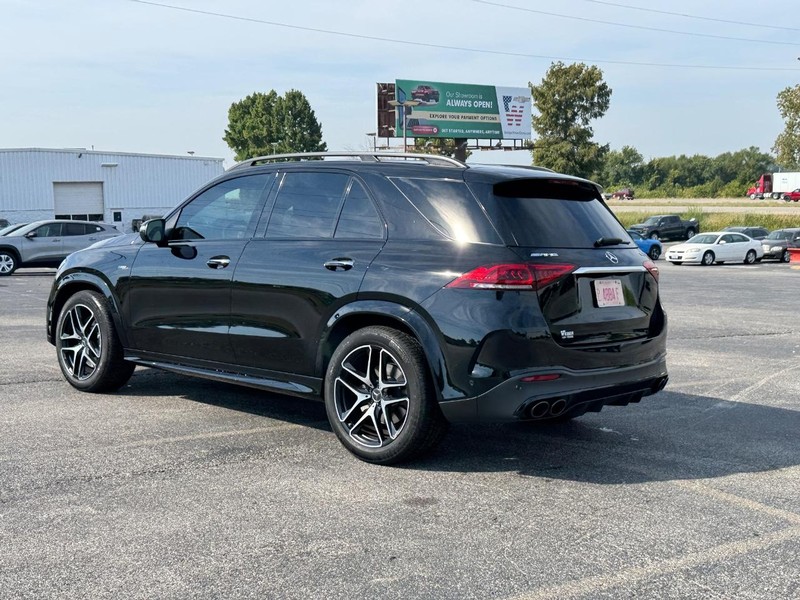 Mercedes-Benz GLE Vehicle Full-screen Gallery Image 3