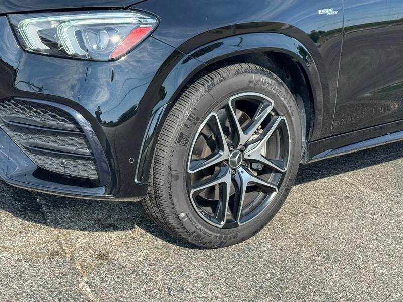 Mercedes-Benz GLE Vehicle Full-screen Gallery Image 9