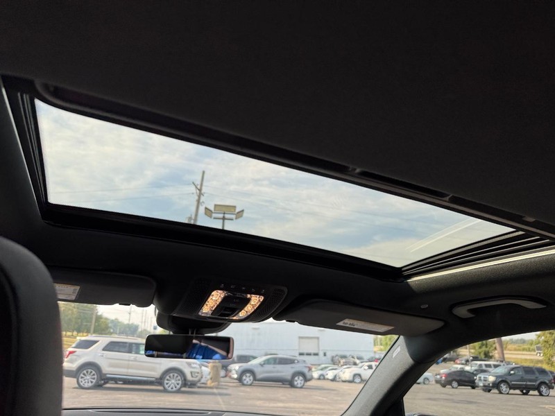 Mercedes-Benz GLE Vehicle Full-screen Gallery Image 11