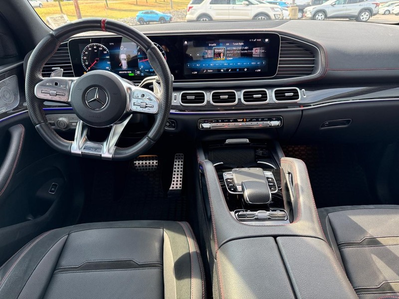 Mercedes-Benz GLE Vehicle Full-screen Gallery Image 12