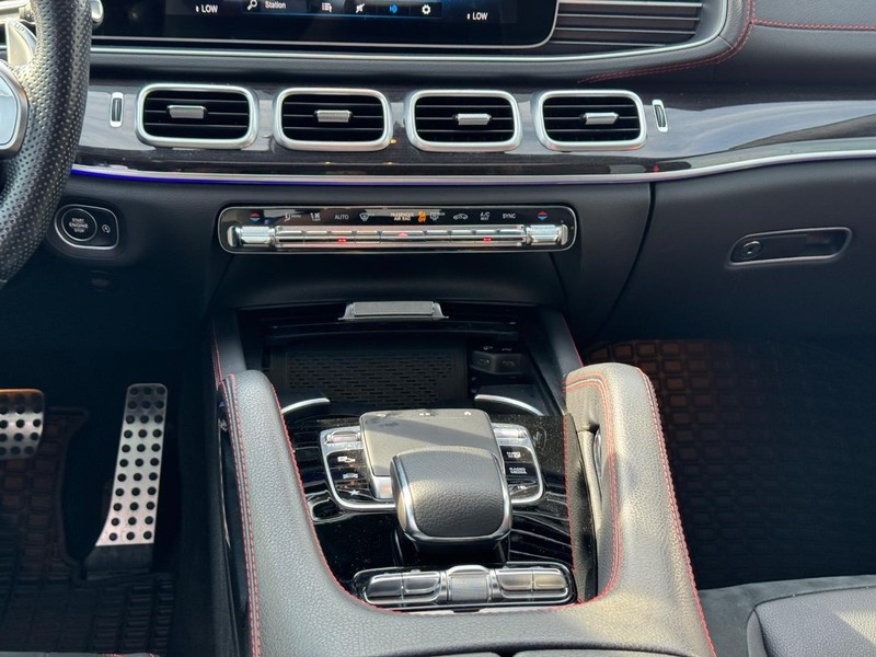 Mercedes-Benz GLE Vehicle Full-screen Gallery Image 15