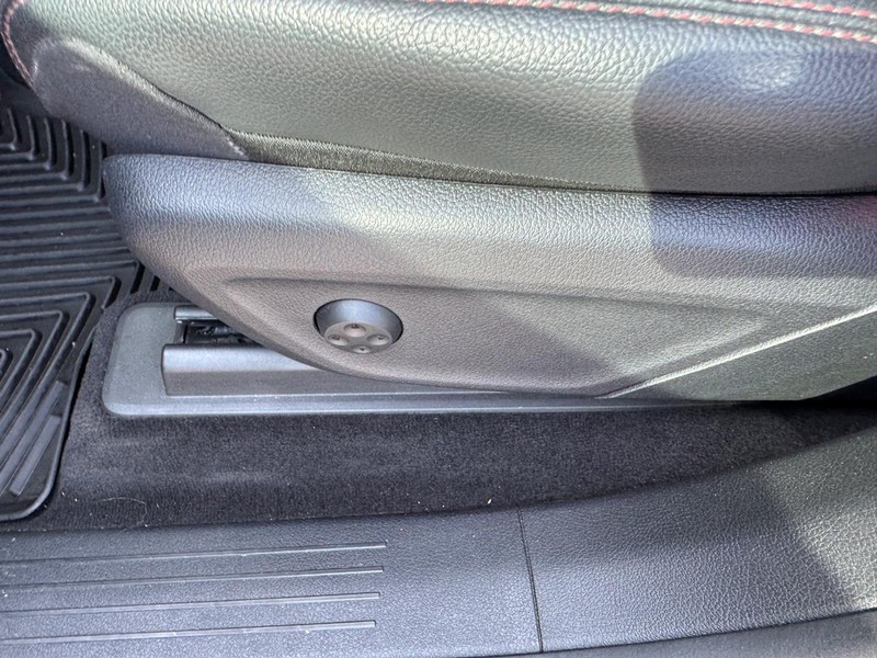 Mercedes-Benz GLE Vehicle Full-screen Gallery Image 16