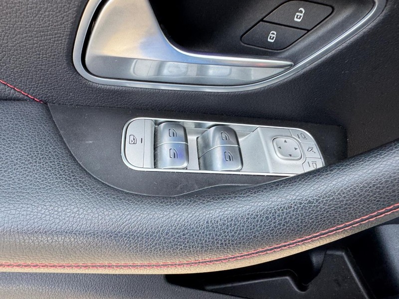 Mercedes-Benz GLE Vehicle Full-screen Gallery Image 17