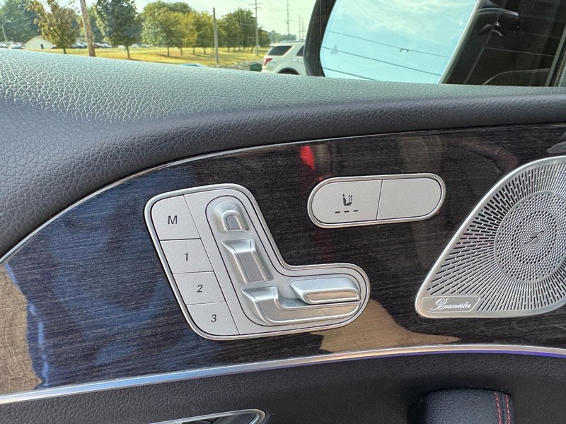 Mercedes-Benz GLE Vehicle Full-screen Gallery Image 18