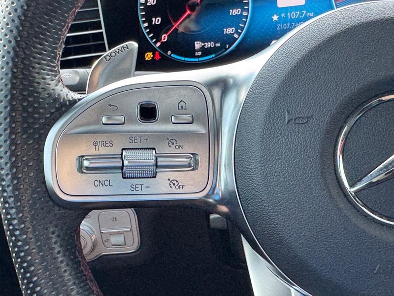 Mercedes-Benz GLE Vehicle Full-screen Gallery Image 20