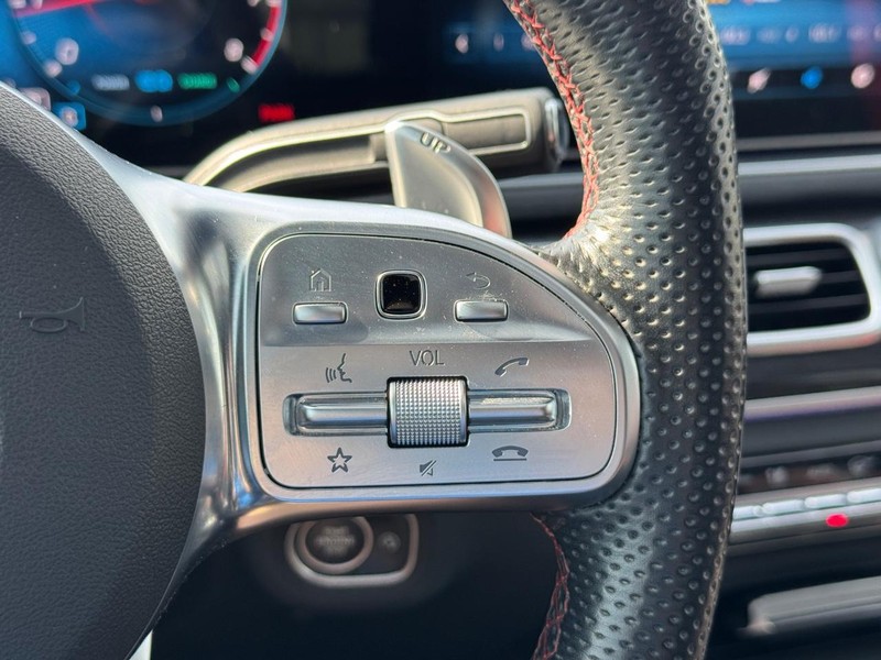 Mercedes-Benz GLE Vehicle Full-screen Gallery Image 21