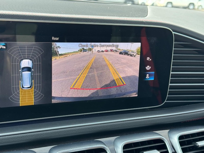 Mercedes-Benz GLE Vehicle Full-screen Gallery Image 22