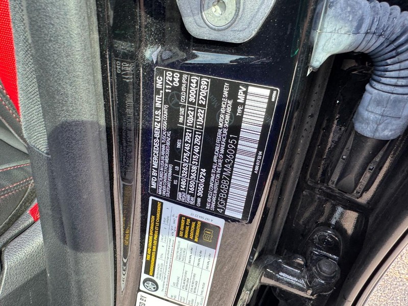 Mercedes-Benz GLE Vehicle Full-screen Gallery Image 23