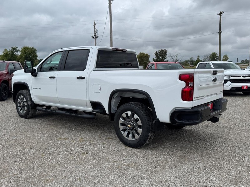 Chevrolet Silverado 2500HD Vehicle Full-screen Gallery Image 3