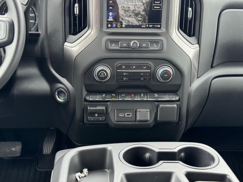 Chevrolet Silverado 2500HD Vehicle Full-screen Gallery Image 9