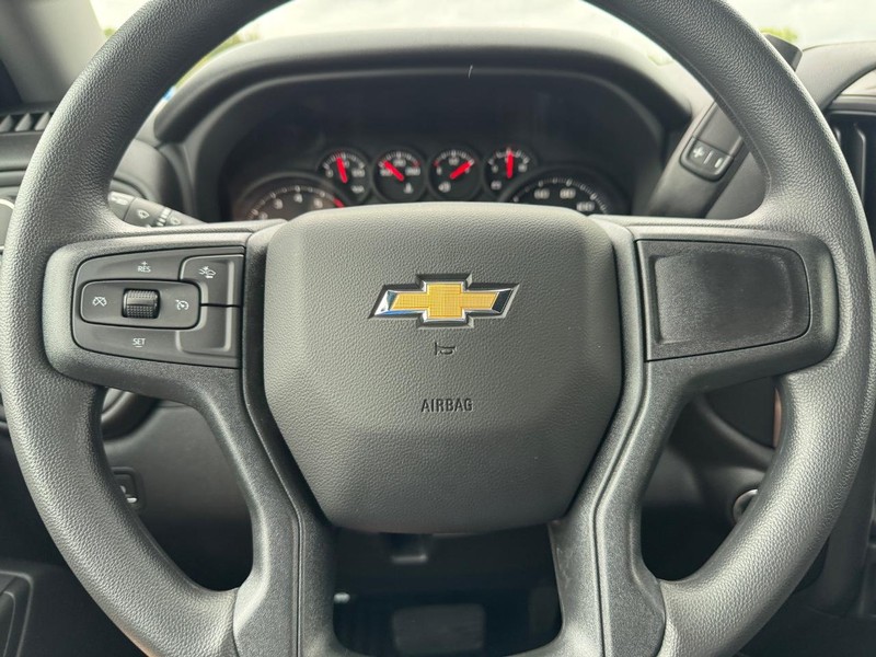 Chevrolet Silverado 2500HD Vehicle Full-screen Gallery Image 12