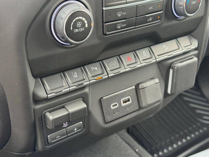 Chevrolet Silverado 2500HD Vehicle Full-screen Gallery Image 14